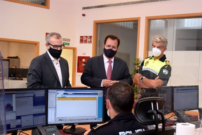 Cabrera visita las instalaciones del servicio de atención de llamadas de la Policía Local