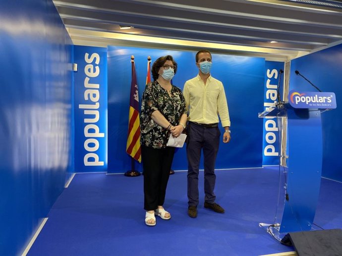 El presidente del PP de Mallorca, Lloren Galmés, y la consellera del PP y especialista en servicios sociales, Catalina Cirer