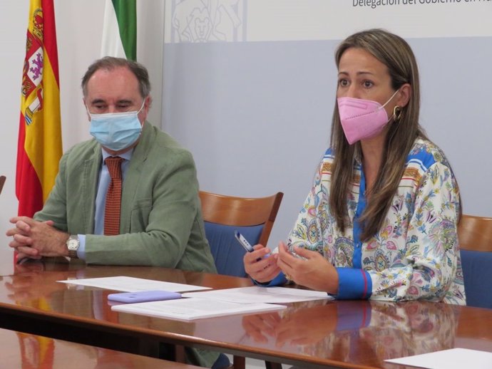 La delegada de la Junta en Huelva, Bella Verano, junto al delegado de Empleo, Antonio Augustín.
