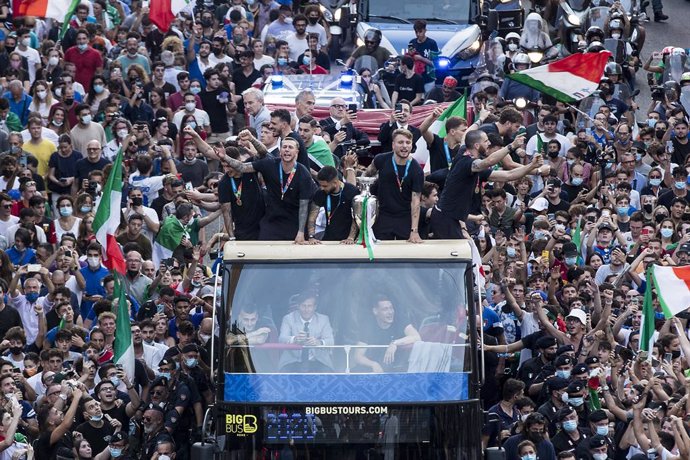 12 July 2021, Italy, Rome: Italy players parade with the UEFA EURO 2020 trophy on a double-decker bus. Italy won the European Championship for the first time since 1968 with a 3-2 victory on penalties over England in the 2020 final at Wembley. Photo: Ro