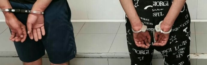 Imagen de individuos esposados