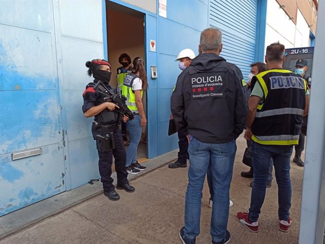 Agents del cos de Mossos d'Esquadra i la Policia Nacional durant el dispositiu