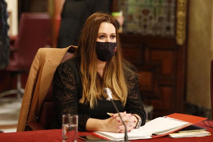 Foto de la delegada de Educación, Marisa Gómez, durante el Pleno del Ayuntamiento.