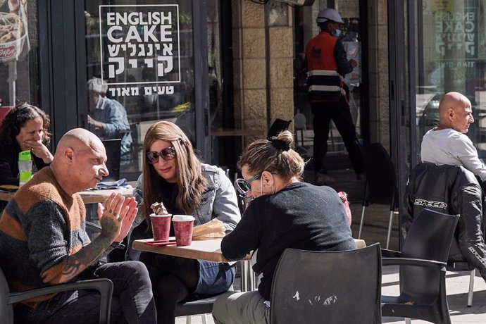 Archivo - Personas en una cafetería en Jerusalén tras la retirada de restricciones frente al coronavirus por parte del Gobierno de Israel