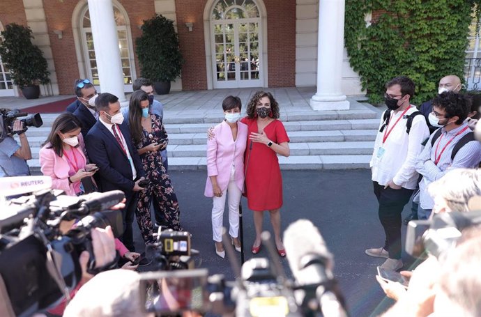 La ministra Portavoz y de Política Territorial, Isabel Rodríguez (i)  y la ministra de Hacienda y Función Pública, María Jesús Montero (d)