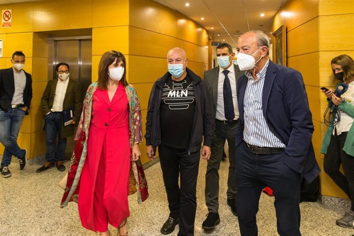 Lo consejeros de Industria, Javier López Marcano, y Empleo, Ana Belén Álvarez, con trabajadores de SEG