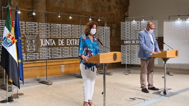La consejera para la Transición Ecológica y Sostenibilidad, Olga García, y el director general de Sostenibilidad, Jesús Moreno, en rueda de pensa sobre la convocatoria de ayudas de la Junta de Extremadura para mejora de la recogida selectiva de residuos