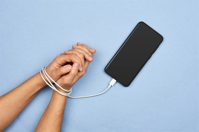 Un estudio indica que los universitarios presentan niveles moderados de nomofobia, miedo irracional a no disponer de su smartphone.