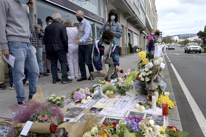 Un joven posa una rosa en el altar colocado en la acera donde fue golpeado Samuel, el joven asesinado en A Coruña el pasado sábado 3 de julio, a 6 de julio de 2021, en A Coruña, Galicia, (España). Familiares, amigos, y vecinos han organizado este altar 
