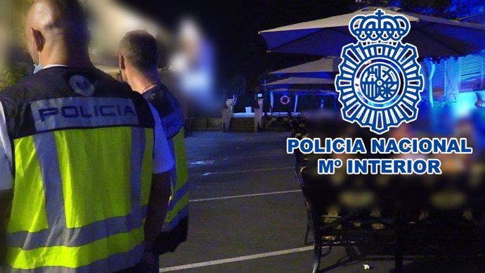 La Policía disuelve un botellón en Alicante con un centenar de jóvenes en la playa del Postiguet sin mascarilla
