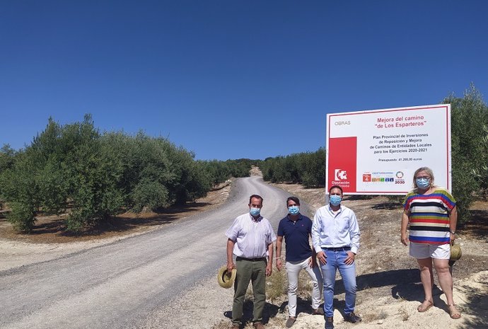 El delegado de Infraestructuras Rurales de la Diputación de Córdoba, Manuel Olmo (segundo por la dcha.), visita la obra de mejora del camino 'De los Esparteros' en Zuheros.