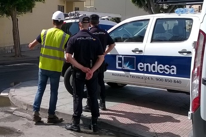 Técnicos de Endesa y Policía Nacional en una de las actuaciones desarrolladas