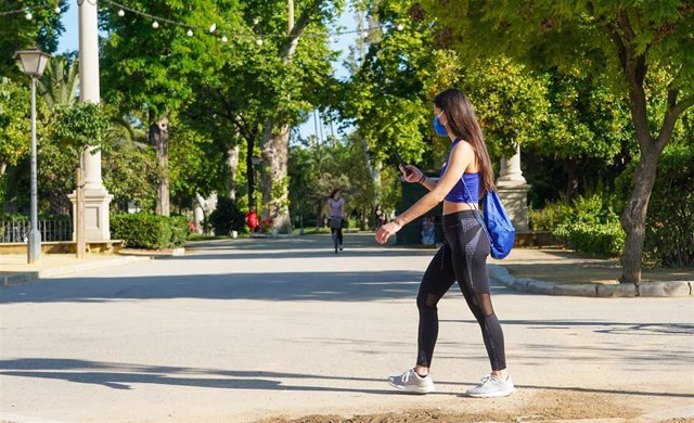 Archivo - Mujer practicando deporte en el  Parque de Maria Luisa, en Sevilla.