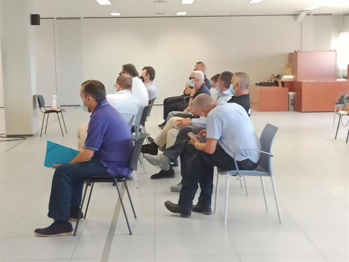 Febrer (último de la primera fila) en un juicio por fraude fiscal