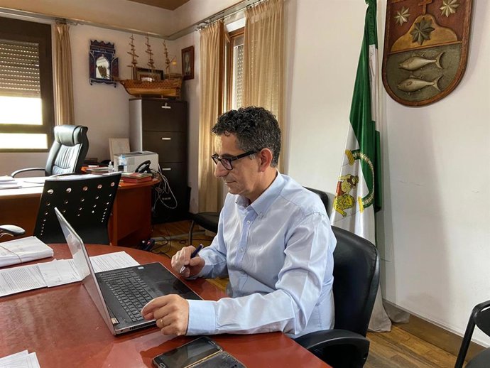 Archivo - El alcalde de Barbate, Miguel Molina, en una reunión telemática
