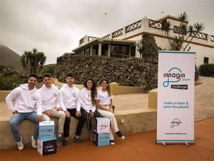 Los miembros de los proyectos eCoDeliver y Kidalos, ganadores del I imaginPlanet Challenge