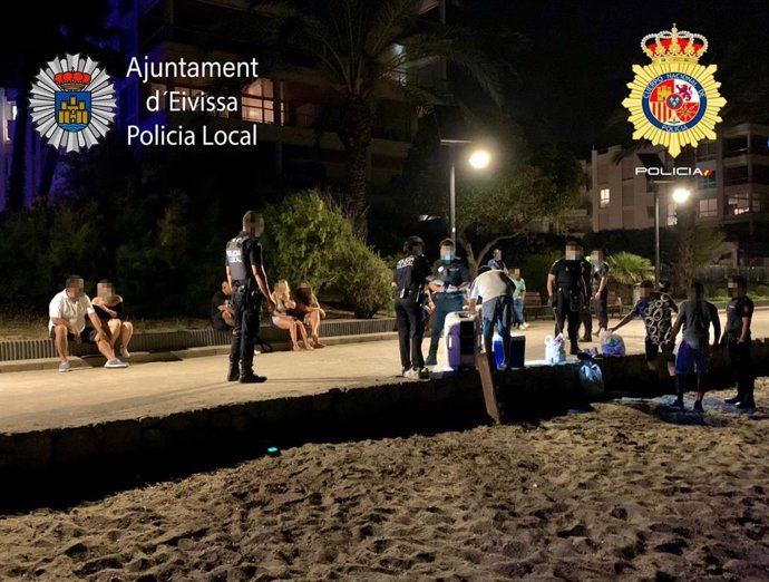 La Policía Local de Ibiza disuelve un botellón en Playa d'en Bossa.