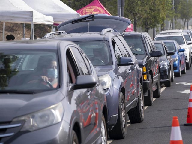 Archivo - Los coches sufren un calentamiento excesivo al sol durante el verano
