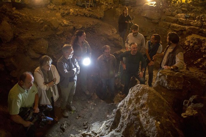 Archivo - Visita a la cueva de El Pendo