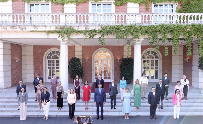 Foto de familia de todos los ministros en la escalinata del Palacio de la Moncloa, a donde han llegado para participar en el primer Consejo de Ministros tras la remodelación del Gobierno.