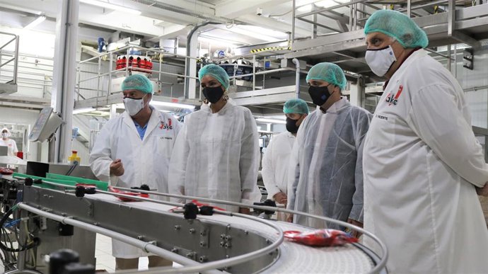 La consejera Valle  Miguélez visita la empresa de golosinas Jake