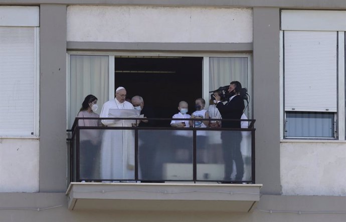 El papa Francisco, durante el rezo del ángelus, desde el hospital Policlinico Gemelli, donde permanece ingresado, a 11 de julio de 2021, en Roma (Italia). Se trata de la primera cita pública del Pontífice tras su convalecencia en el hospital donde ingre