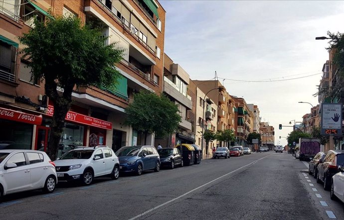 Archivo - Imagen de recurso de una calle de San Sebastián de los Reyes con coches aparcados.