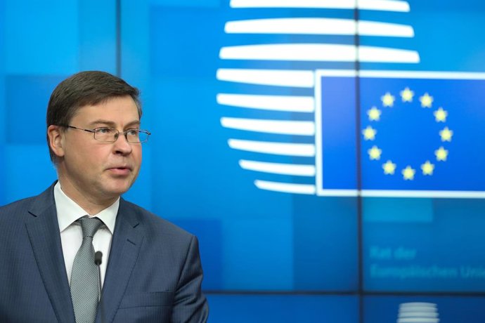 Archivo - HANDOUT - 02 March 2021, Belgium, Brussels: Valdis Dombrovskis, Executive Vice President of the European Commission for An Economy that Works for People, and Portuguese Foreign Minister Augusto Santos Silva (Not pictured), speak during a press
