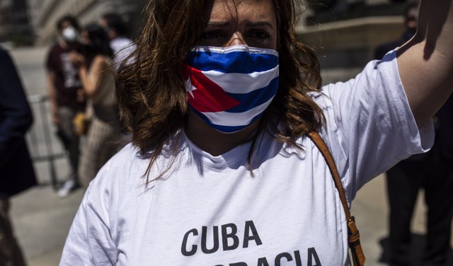 Una persona viste una camiseta representativa a favor de la democracia en Cuba en el Congreso de los Diputados en apoyo a las movilizaciones contra el Gobierno cubano registradas ayer en la isla, a 12 de julio de 2021, en Madrid (España).