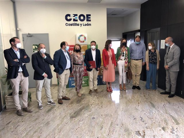 Ana Carlota Amigo (centro, de rojo) posa junto a la nueva directiva de Conferco.