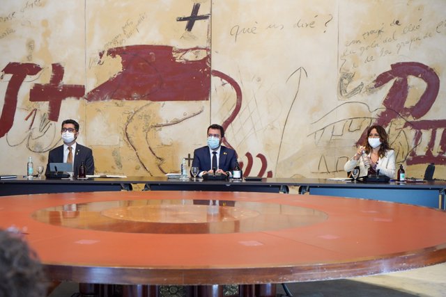 El presidente de la Generalitat, Pere Aragonès, junto al vicepresidente Jordi Puigneró y la consellera de la Presidencia, Laura Vilagrà, en el Consell Executiu.