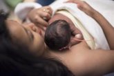 Foto: La mayoría de mujeres desconoce la opción de cambiar la posición del bebé si viene de nalgas en el parto, según estudio