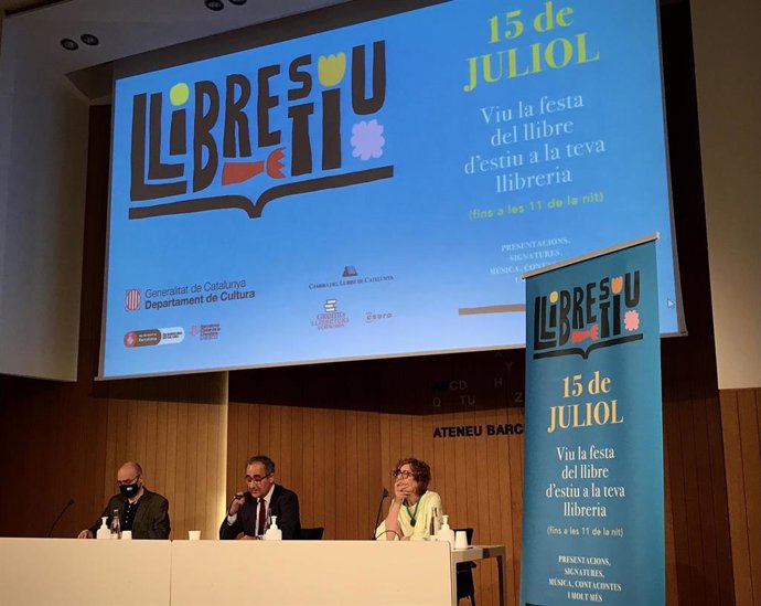 El presidente del Gremi d'Editors de Catalunya y de la Cambra del Llibre, Patrici Tixis, junto a la presidenta del Gremi de Llibreters de Catalunya, Maria Carme Ferrer, en la presentación de la iniciativa 'Llibrestiu'