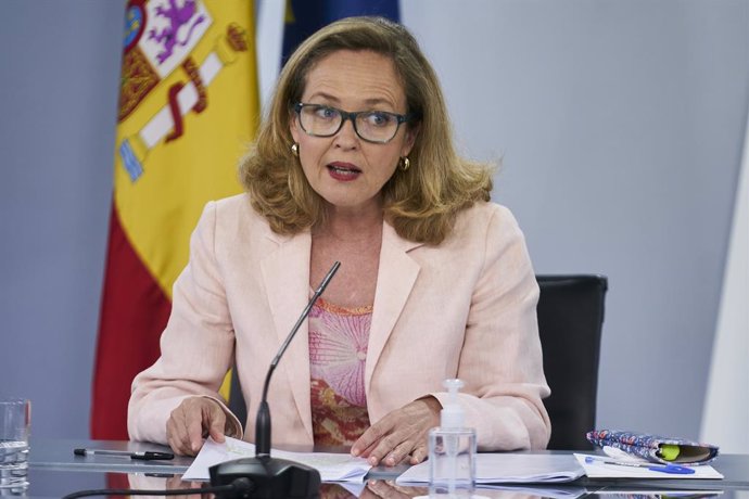 La vicepresidenta segunda y ministra de Asuntos Económicos y Transformación Digital, Nadia Calviño, interviene en una rueda de prensa posterior al Consejo de Ministros, a 6 de julio de 2021, en la Moncloa, Madrid, (España).