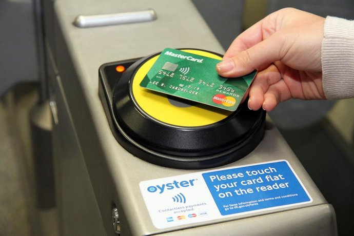 Archivo - Usuario pagando con una tarjeta Mastercard
