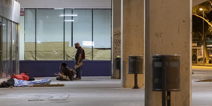Archivo - Voluntarios participan en la encuesta a personas en situación de sinhogarismo en las calles de Barcelona