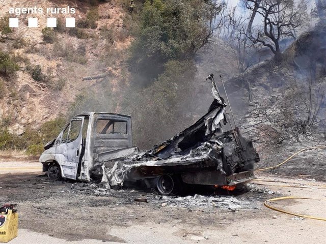 Imatge del vehicle incendiat a la carretera entre Tossa de Mar i Lloret de Mar