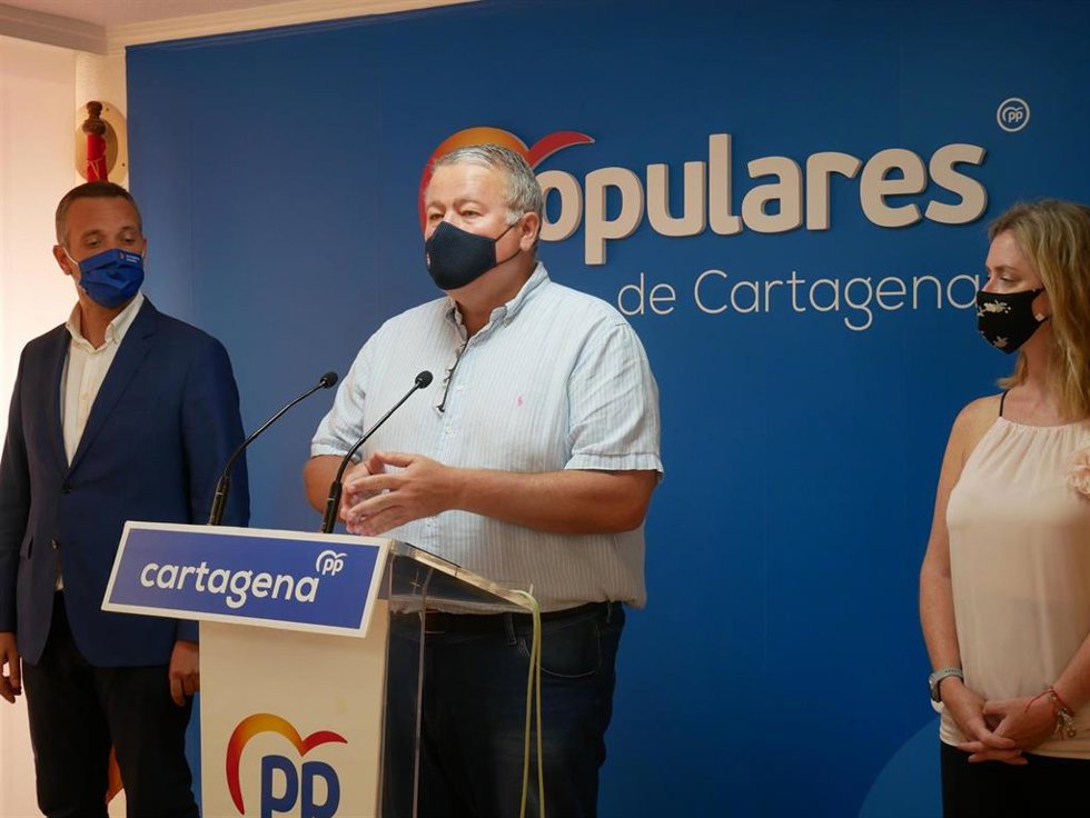 . El Senador Por Murcia Del Partido Popular, Francisco Bernabé, Junto Con El Presidente Del PP En Cartagena, Joaquín Segado, Y La Secretaria General Del PP En Cartagena, María Luisa Casajús