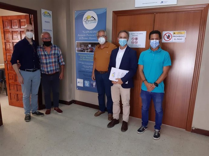 El diputado responsable de Bienestar Social de la Diputación de Cádiz, David de la Encina, durante el encuentro con representantes de la Asociación Gaditana de Personas Mayores Sordas (Gapemaso).