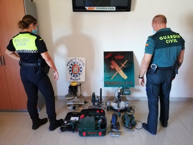 Agentes de la Policía Local y de la Guardia Civil de Baena con las herramientas robadas ya recuperadas.