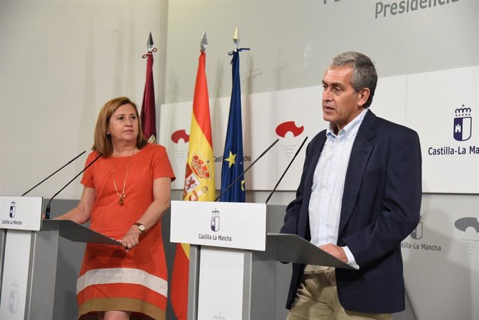 La consejera de Educación, Cultura y Deportes, Rosa Ana Rodríguez, y el vicerrector de Cultura de la UCLM, César Sánchez Meléndez
