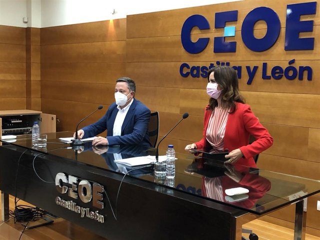 El presidente de Conferco, Adolfo Sainz, comparece junto a la consejera de Empleo e Industria, Ana Carlota Amigo.