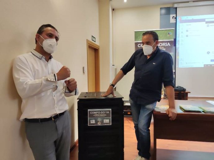 Raúl Pacho (izda) y Raúl Lozano explican la campaña de reciclaje 'Compo-Soria'.