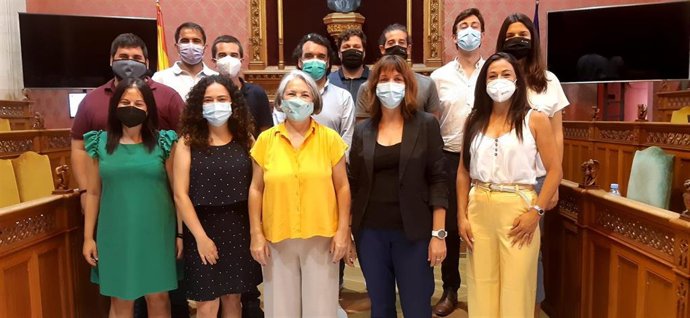 Agentes de Mallorca Activa con la consellera de Presidencia del Consell, Teresa Suárez.