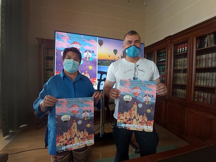 La alcaldesa de Segovia, Clara Luquero, y el representante de la empresa 'Siempre en las Nubes', Cristian Biosca.