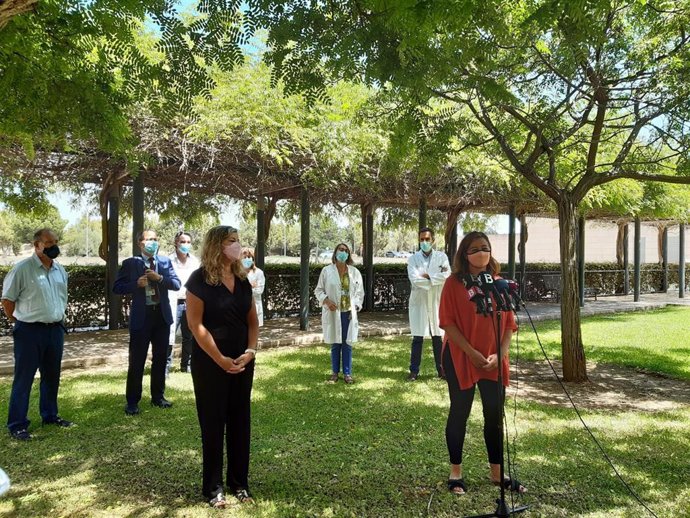 La consellera de Salud, Patricia Gómez, y la presidenta del Govern, Francina Armengol.