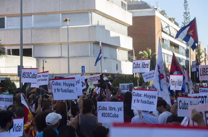 Decenas de personas durante una concentración promovida por Vox, en apoyo a las protestas en Cuba, ante la embajada de Cuba en España, a 12 de julio de 2021