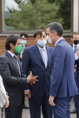 El Presidente Del Gobierno De España, Pedro Sánchez, Junto Al  Presidente Ejecutivo Y El Consejero Delegado De Arcelormittal, Lakshmi Mittal Y Aditya Mittal, Respectivamente, En La Acería De  Veriña  (Gijón)