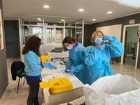 El 72% de los pacientes actuales en UCI por Covid en Andalucía son "negacionistas" de la vacuna de 50-60 años