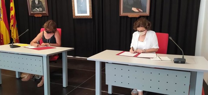 La alcaldesa de Es Migjorn, Antnia Camps, y la consellera de Asuntos Sociales, Fina Santiago, firman el convenio para la cesión del solar de la futura residencia para personas mayores